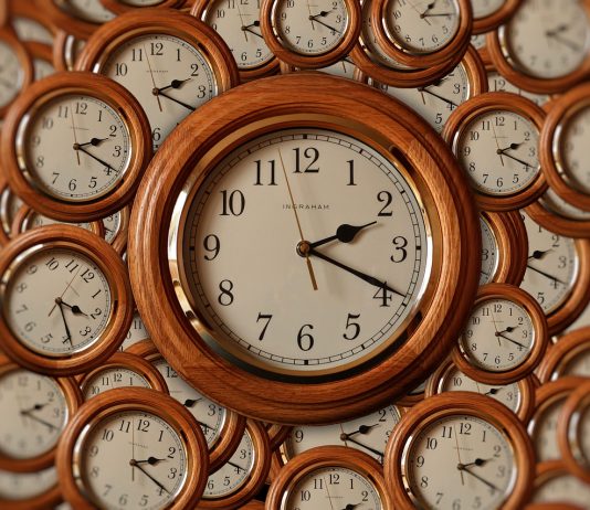 V nedeljo preklop na poletni čas!