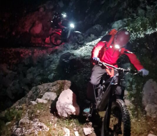 Izgubljenega planinca na Tolminskem Kuku rešili z električnimi kolesi