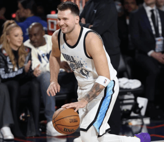 Luka Dončić osupnil z izjemno igro in šaljivim darilom trenerju