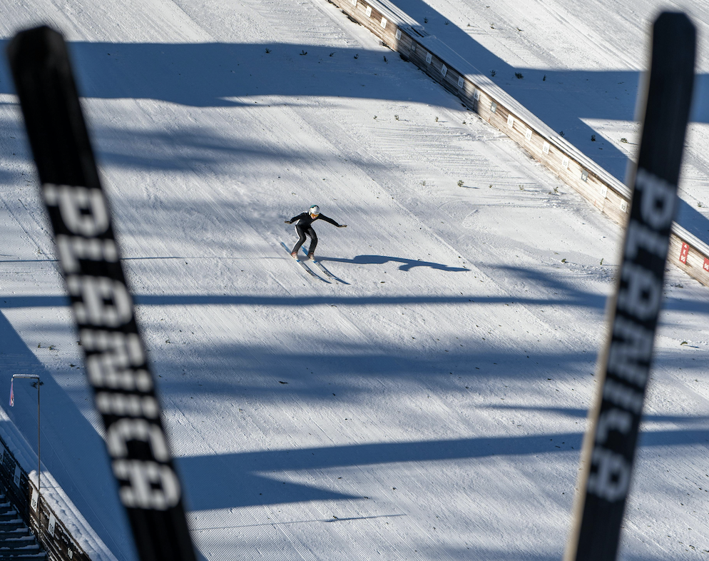 https://www.pexels.com/photo/skiing-adventure-on-planica-s-snowy-slopes-30214514/