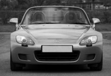 Zakaj so majhne črne pike na vetrobranskem steklu ključne?