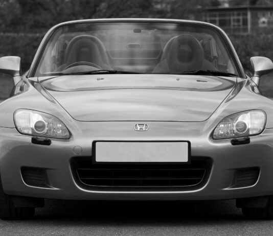 Zakaj so majhne črne pike na vetrobranskem steklu ključne?