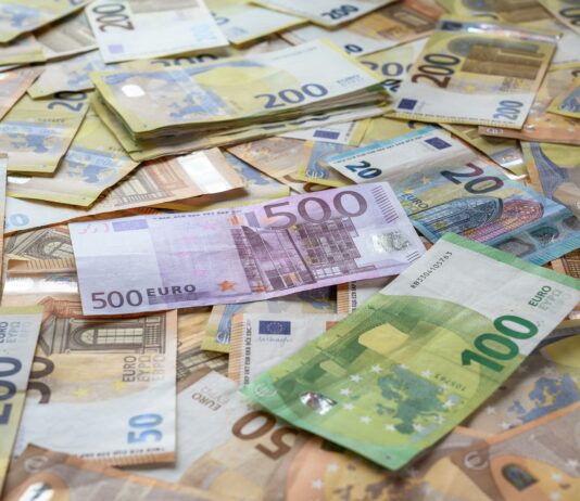 ECB ukinja bankovec za 500 evrov: Kaj to pomeni za nas?